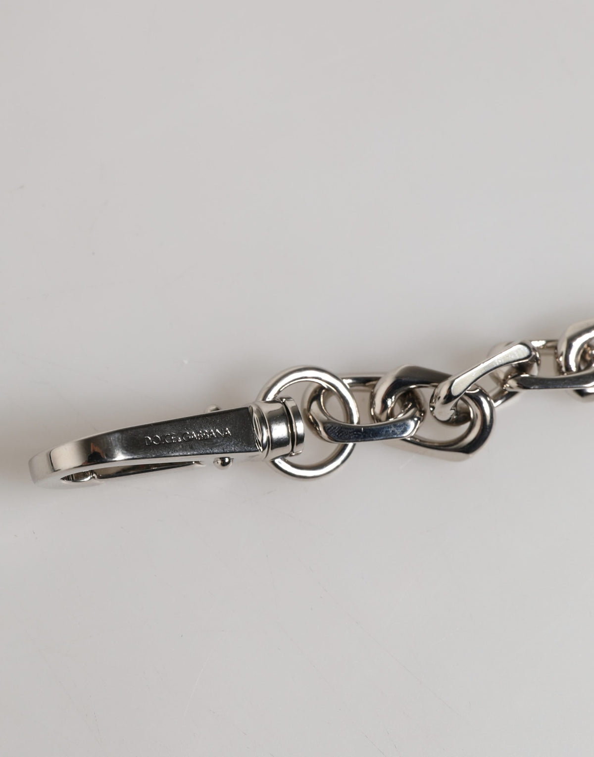 Dolce & Gabbana Armband mit silberfarbener Kette, Karabinerverschluss, Logo und grauen Perlen