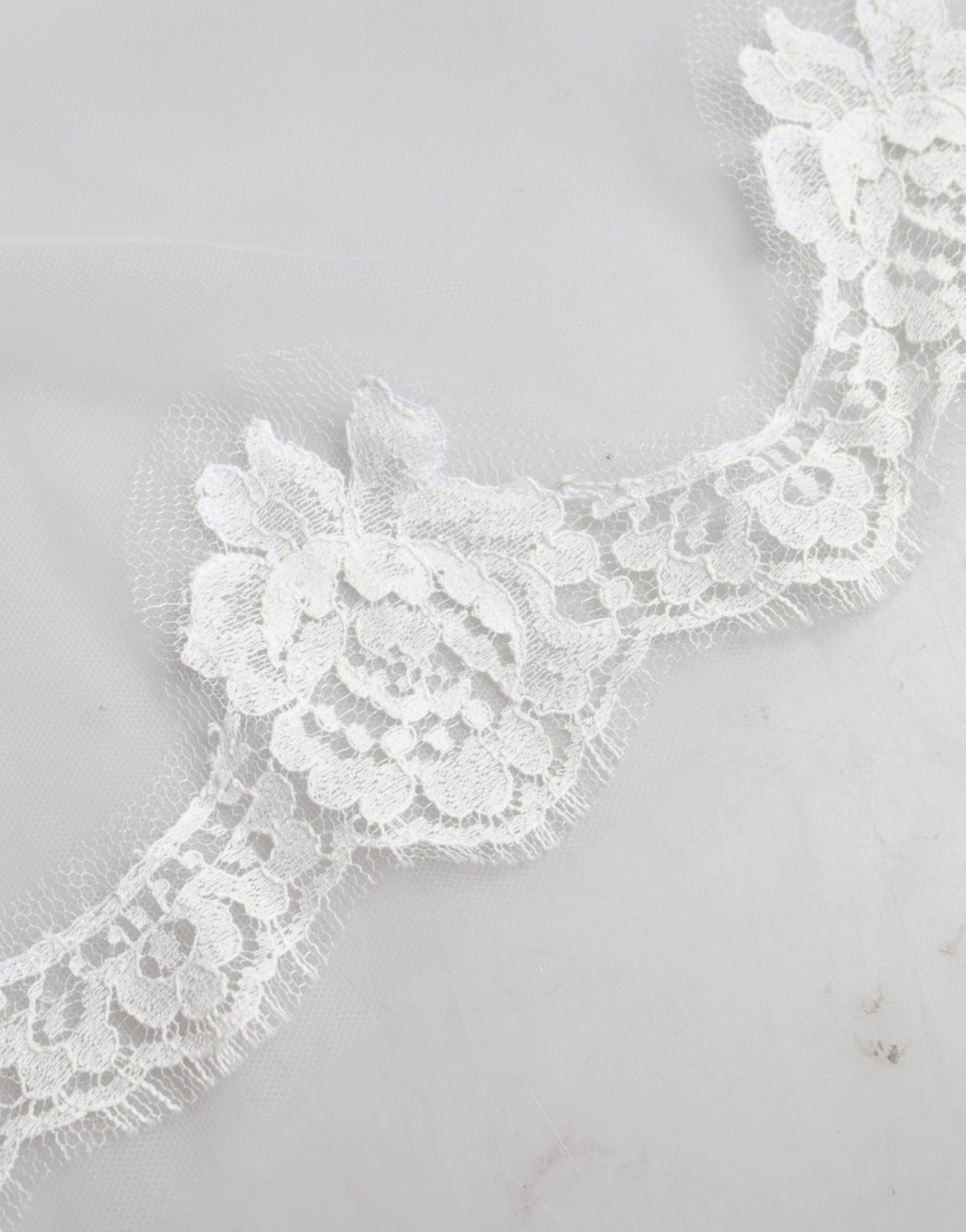 Dolce & Gabbana Schleier aus weißer floraler Spitze, Nylon, bodenlang, 3 m lang