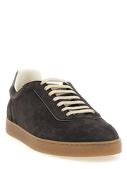 Brunello Cucinelli graue Kalbsleder Low-Top-Sneaker mit goldem Wappen und flexiblem Sohlenkomfort