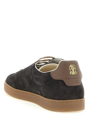 Brunello Cucinelli graue Kalbsleder Low-Top-Sneaker mit goldem Wappen und flexibler Sohle