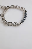 Dolce & Gabbana Armband mit silberfarbener Kette, Karabinerverschluss, Logo und grauen Perlen