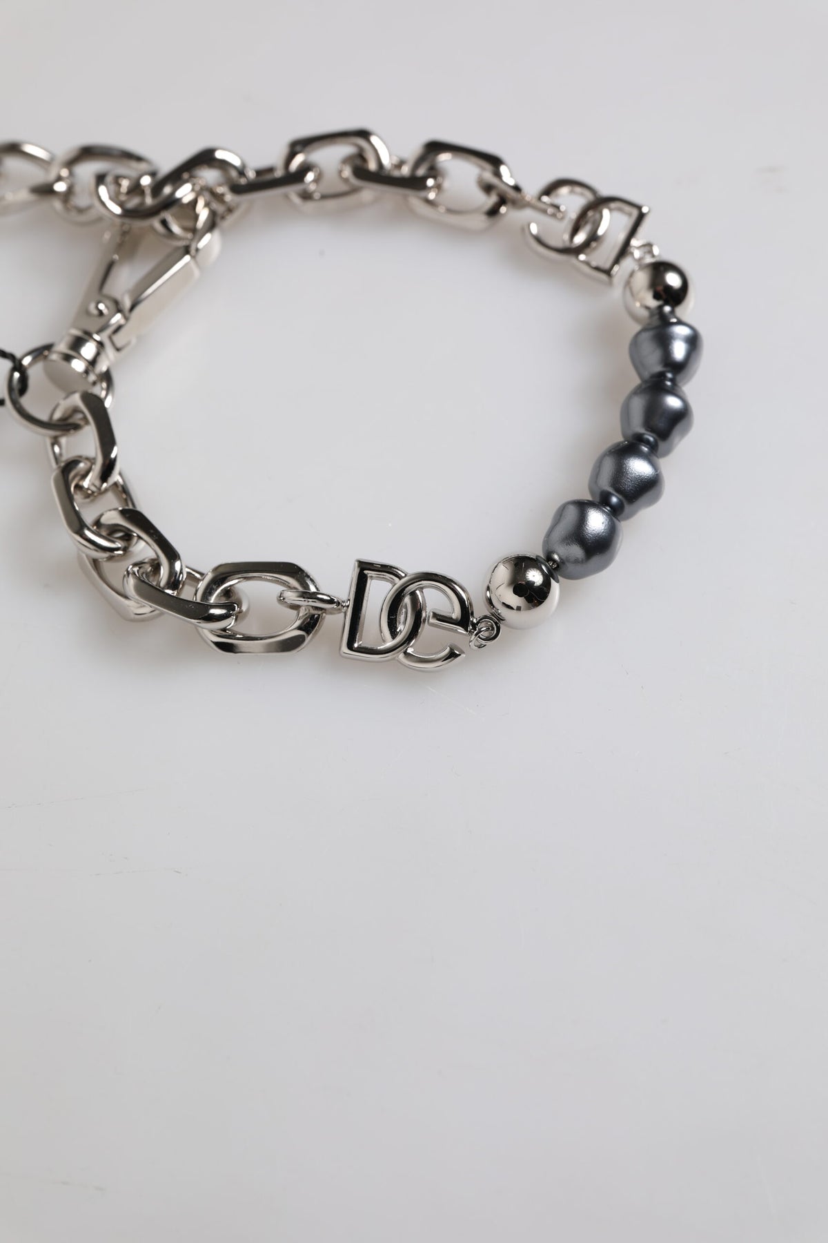 Dolce & Gabbana Armband mit silberfarbener Kette, Karabinerverschluss, Logo und grauen Perlen