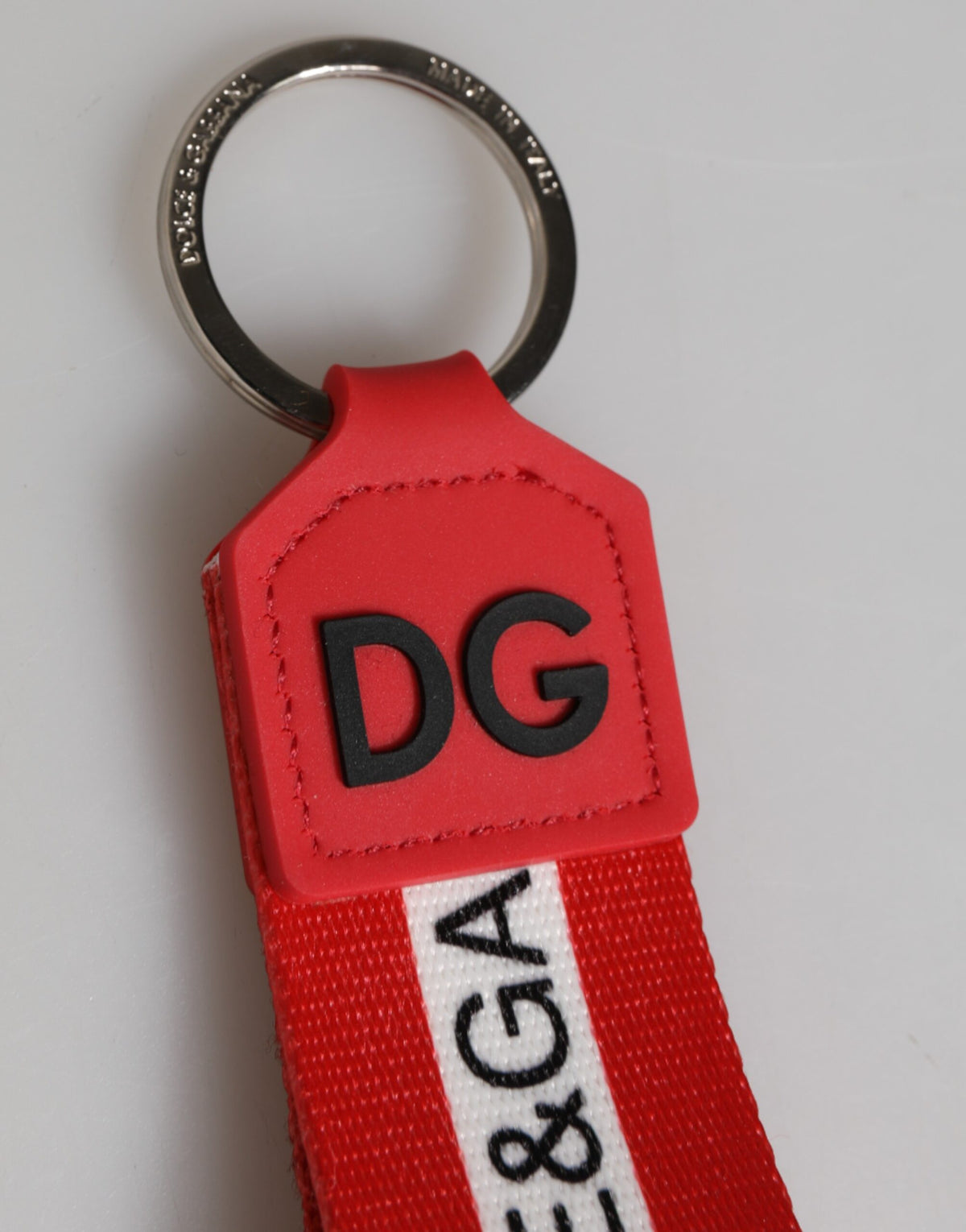 Dolce & Gabbana Schlüsselanhänger aus Polyester mit rotem Logo, Halterung aus Silbermessing